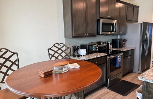 Eureka Haus | Cozy Home with Private Pool. Walking distance to a Marina. Your Relaxing Getaway