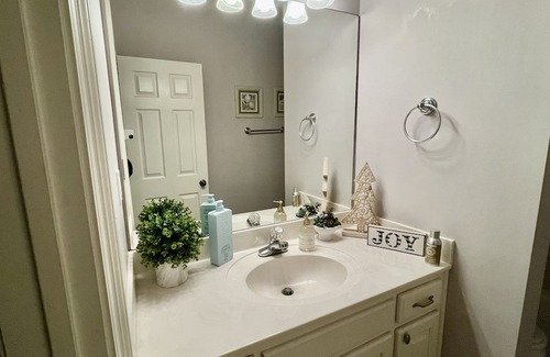 Prairieville Bed & Breakfast | Bed & Breakfast Stay with Brenda Bedroom with Bath in home