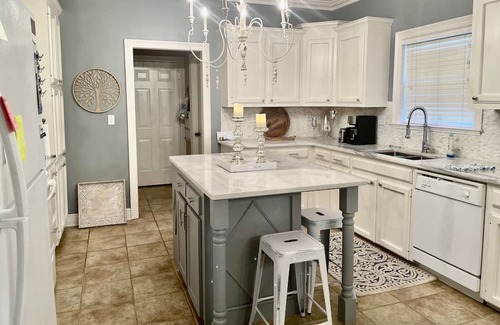 Prairieville Bed & Breakfast | Bed & Breakfast Stay with Brenda Bedroom with Bath in home