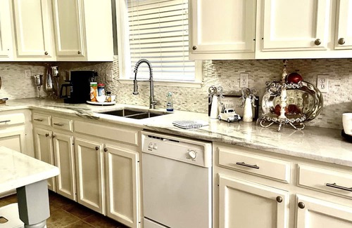 Prairieville Bed & Breakfast | Bed & Breakfast Stay with Brenda Bedroom with Bath in home