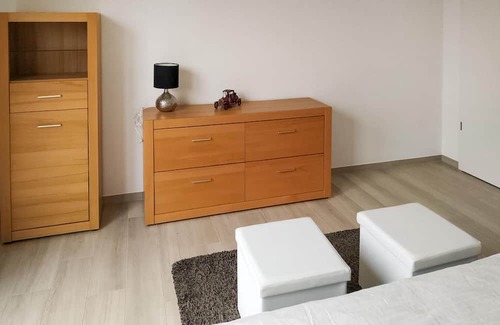 Mehring Wohnung | This modern vacation apartment not far from the Moselle welcomes you with a wonderful view of the co