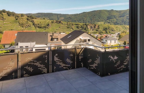 Mehring Wohnung | This modern vacation apartment not far from the Moselle welcomes you with a wonderful view of the co