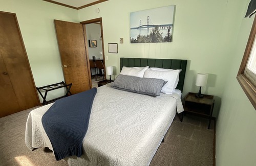 Houghton Lake Kabine | Centrally located and about 120 steps to shore. Dog Friendly!