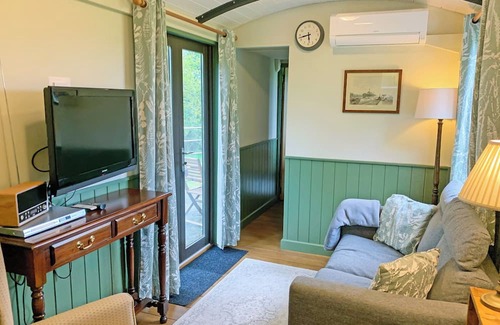 Pattiswick Hütte | Quirky, unusual stylish brake wagon set in beautiful countryside, a real gem of a getaway.