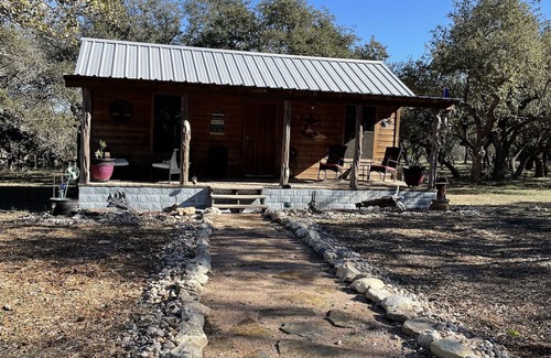 Johnson City Kabine | A “country” cabin setting in the middle of wine vineyards and Texas state parks!