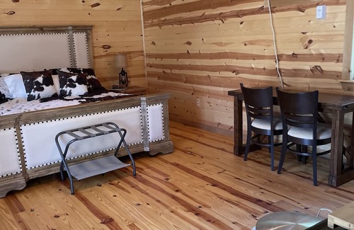 Johnson City Kabine | A “country” cabin setting in the middle of wine vineyards and Texas state parks!