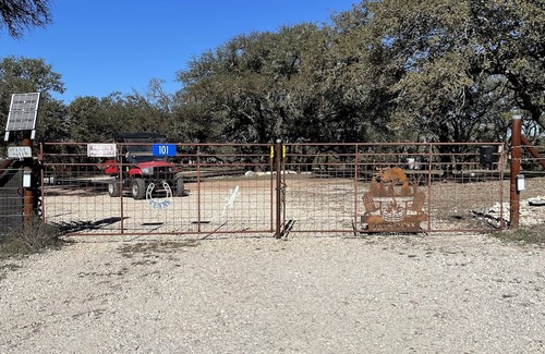 Johnson City Kabine | A “country” cabin setting in the middle of wine vineyards and Texas state parks!
