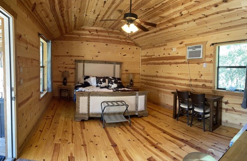 Johnson City Kabine | A “country” cabin setting in the middle of wine vineyards and Texas state parks!
