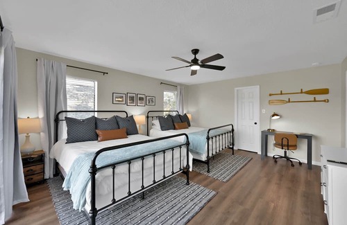 Montgomery Haus | ★★ LUXE LAKEFRONT RETREAT- 8 Beds - Firepit + Family Friendly! - Boat Launch ★★