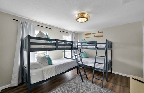 Montgomery Haus | ★★ LUXE LAKEFRONT RETREAT- 8 Beds - Firepit + Family Friendly! - Boat Launch ★★
