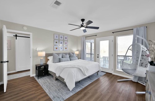 Montgomery Haus | ★★ LUXE LAKEFRONT RETREAT- 8 Beds - Firepit + Family Friendly! - Boat Launch ★★