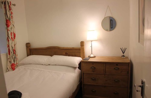 Nant Peris Hütte | Traditional Welsh stone cottage nestled within the iconic Llanberis Pass.