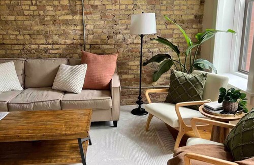 Wicker Park Eigentumswohnung | Beautiful, Clean 2BD/1BA private entrance+parking
