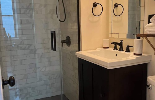 Wicker Park Eigentumswohnung | Beautiful, Clean 2BD/1BA private entrance+parking