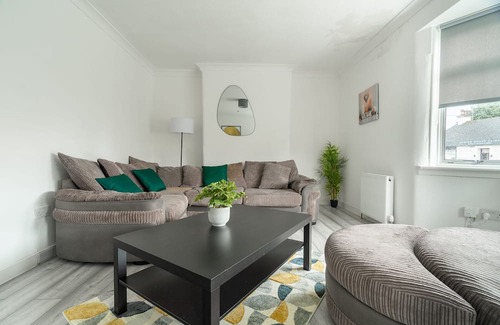 Bailleston Haus | Snug Modern Home in Eastern Glasgow