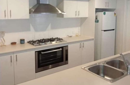 Golden Bay Haus | 4BR Family Home Close to Beach with Free WiFi