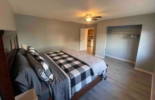 Manteca Haus | Manteca 4BR Home with Cal King beds