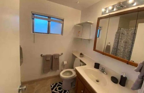 Manteca Haus | Manteca 4BR Home with Cal King beds