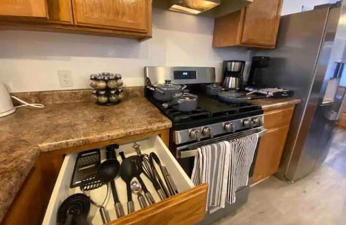 Manteca Haus | Manteca 4BR Home with Cal King beds