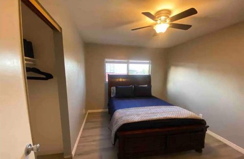 Manteca Haus | Manteca 4BR Home with Cal King beds