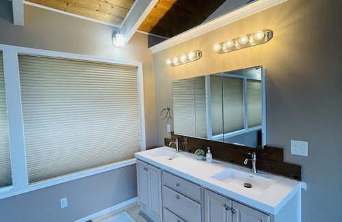 Bonney Lake Haus | Lake Tapps Events House on the Bankers Island with Dock and Boat Launch