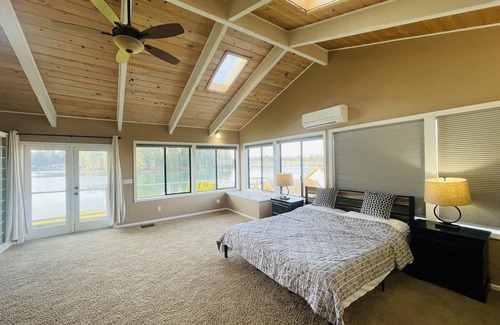 Bonney Lake Haus | Lake Tapps Events House on the Bankers Island with Dock and Boat Launch