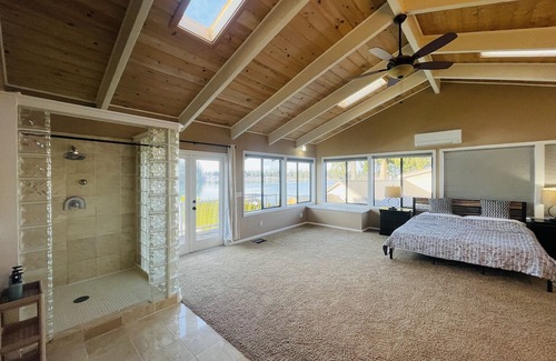Bonney Lake Haus | Lake Tapps Events House on the Bankers Island with Dock and Boat Launch