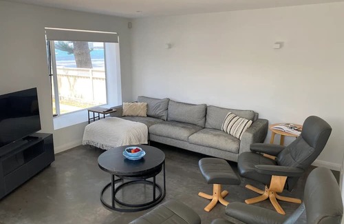 Salamander Bay Haus | Absolute Waterfront Beach House Foreshore Bliss on Salamander Bay