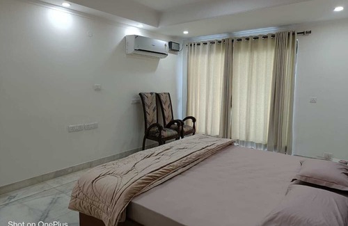 Delhi Wohnung | BnBBuddy Connaught Place Elegant 3 BHK+Study