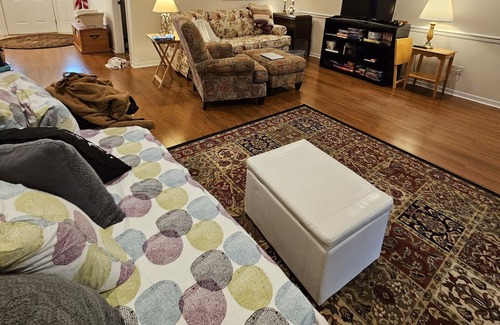 Daphne Haus | Peaceful,relaxing home. Gentle Dogs ok. Sleeps 5 comfortably.Extended stay rates