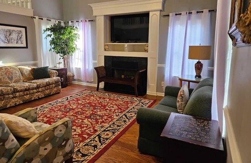 Olive Branch Haus | Spacious, State Line, Private Pool with king Beds