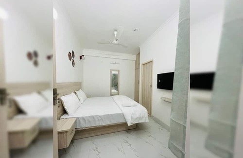 Dehradun Bed & Breakfast | Located in City Centre, at Vista Express We Make Sure Your Comfort !!