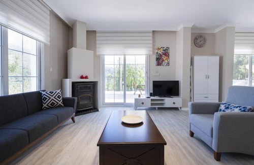 Avlana Haus | Greenery Home with Shared Pool in Marmaris