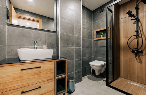 Yakuplu Wohnung | Chic, Modern Flat Near Torium Mall in Beylikduzu