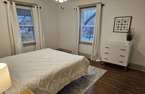 Des Moines Hütte | Cozy charm in peaceful Waterbury. 5 minutes from downtown Des Moines and Drake