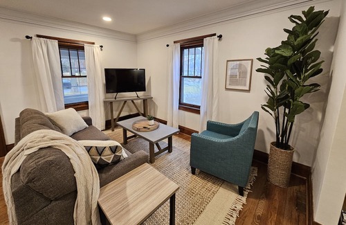 Des Moines Hütte | Cozy charm in peaceful Waterbury. 5 minutes from downtown Des Moines and Drake