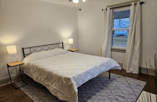 Des Moines Hütte | Cozy charm in peaceful Waterbury. 5 minutes from downtown Des Moines and Drake