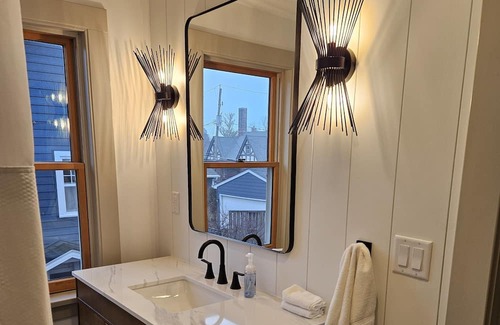 Des Moines Hütte | Cozy charm in peaceful Waterbury. 5 minutes from downtown Des Moines and Drake