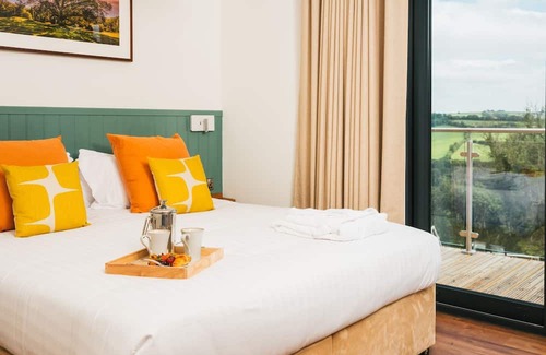 Chittlehamholt Kabine | Luxurious 2 bedroom lodges with stunning meadow views.