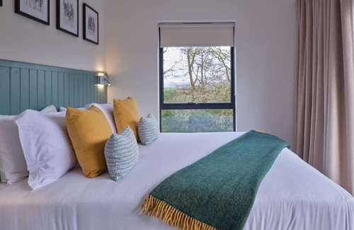 Chittlehamholt Kabine | Luxurious 2 bedroom lodges with stunning meadow views.