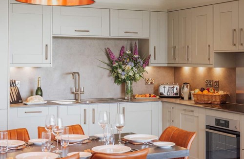 Chittlehamholt Kabine | Luxurious 2 bedroom lodges with stunning meadow views.