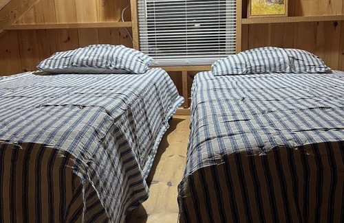 Olamon Kabine | Rustic cabin overlooking beautiful Penobscot River. Great smallmouth fishing!