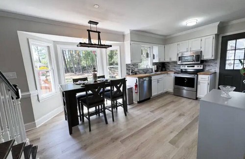 Knightdale Haus | 15 minutes to Raleigh beauty