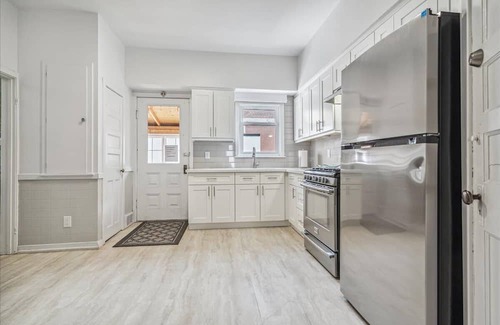 Hamilton Haus | Spacious Family Home with Back Patio