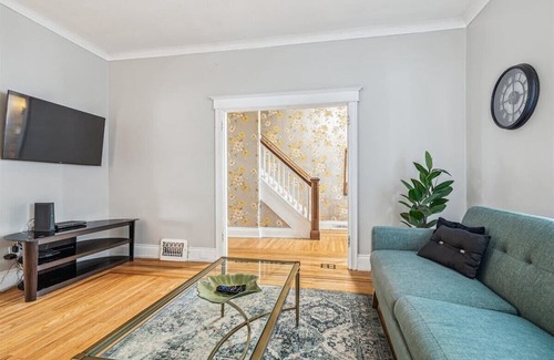 Hamilton Haus | Spacious Family Home with Back Patio