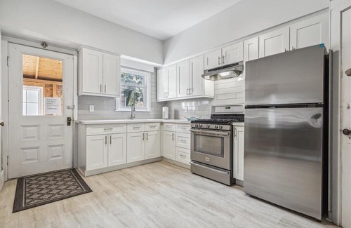 Hamilton Haus | Spacious Family Home with Back Patio