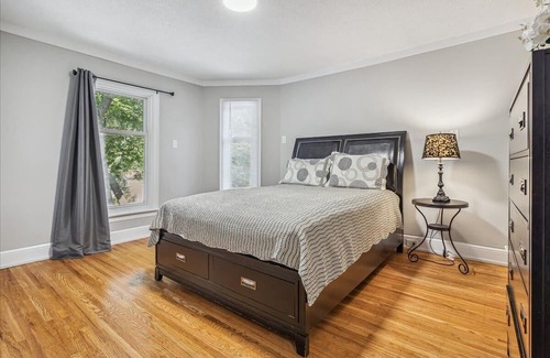 Hamilton Haus | Spacious Family Home with Back Patio