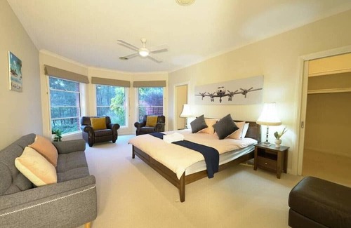 Heathcote Sonstige | Bring everyone together in this Heathcote Homestead with pool & vineyard.