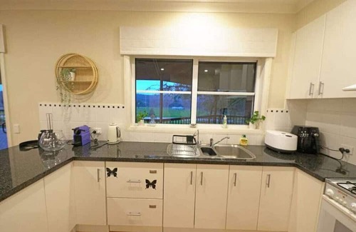 Heathcote Sonstige | Bring everyone together in this Heathcote Homestead with pool & vineyard.