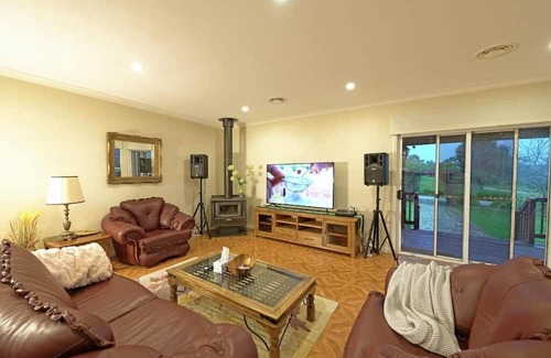 Heathcote Sonstige | Bring everyone together in this Heathcote Homestead with pool & vineyard.